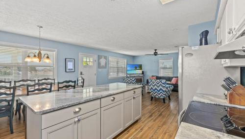 Anchors Away - Private Pool, Seasonal Hot Tub, Game Room, Walk to Beach, Pets OK - Foto 5, stove, pet friendly, minibar