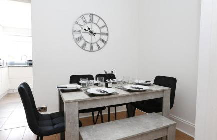 Modern 2 bed house in Enfield with private driveway parking - Photo 11