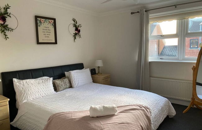 4-bed House With Private Garden in Barnsley! - Photo 2