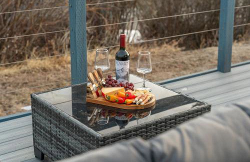 Cozy Riverfront Cabin with Fireplace & Deck - Foto 42