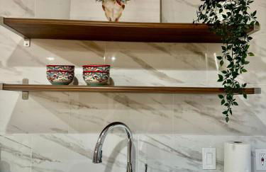 Chic Home with Expansive Backyard- duplex back unit - Foto 6