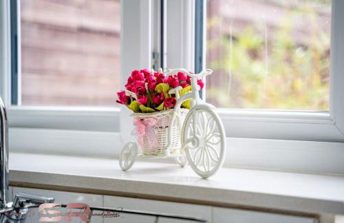 Comfortable 1-Bed House, Sleeps 4, Fast Wi-Fi with Private Garden and Free Parking - Foto 28