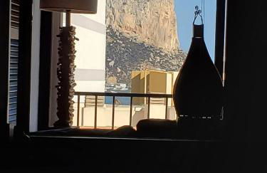 Ático centrico, 50m de la playa, vista al mar y al Peñon, gran terraza, parking, wifi fibra - Photo 25