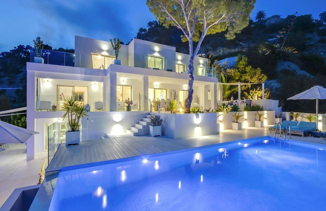 Tranquil San Jose Villa with 6 Bedrooms 1045 - Photo 1