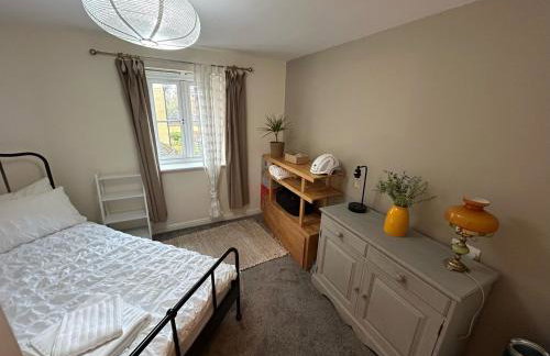 Spacious 2-Bedroom Flat Near Shops & Transport - Photo 4