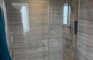 Three-bedroom modern family home by the pond with free parking - Photo 10