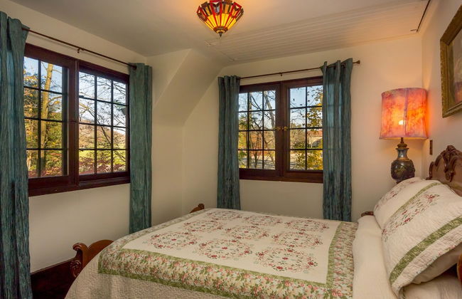 Castle on Glen - 3 Bedroom Home - Photo 2