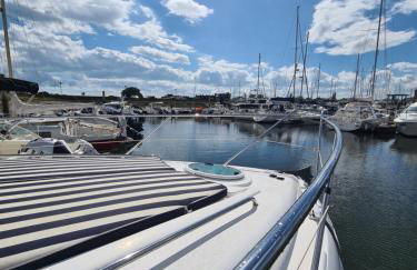 Y-Knot-Two Bedroom Luxury Motor Boat In Lymington - Foto 8