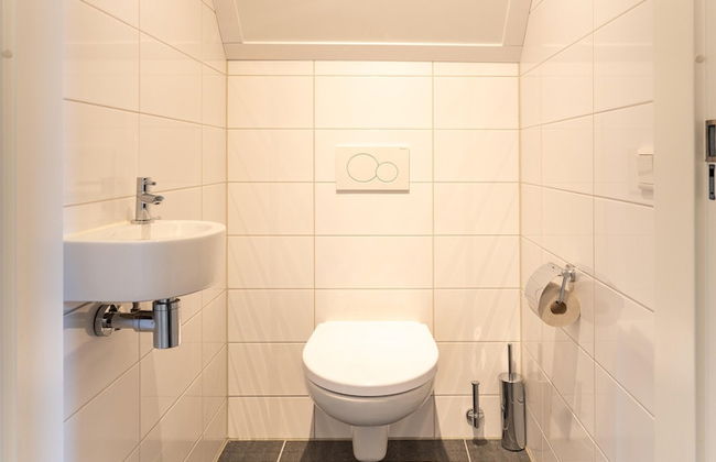 Luxurious Holiday Home With Parking - Photo 24