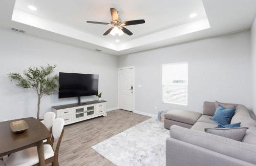 La Querencia on Zinnia w Fast Wifi & Workspace - Photo 1