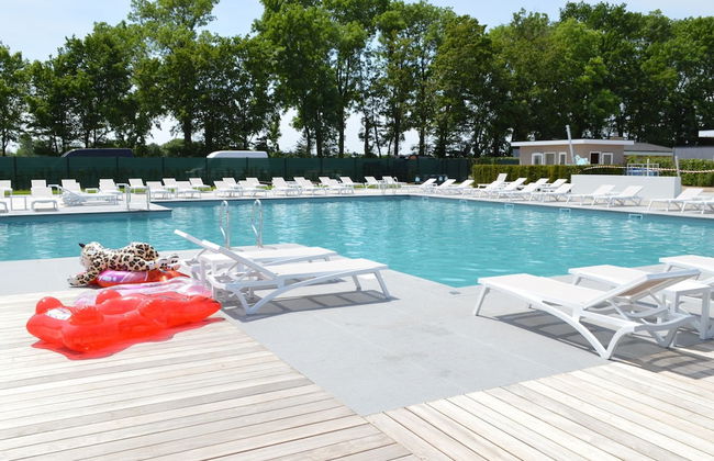 Cozy Garden Home w/ Fireplace - Photo 15