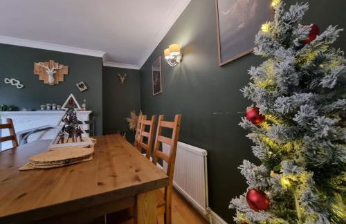 Spacious 4 Bed Holiday Home with Hot Tub & Parking near Matlock Peak District - Foto 15