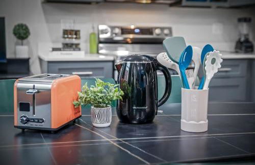 Apt+ 2 Queens+Bunkbed+Free Parking 55"TV - Photo 48