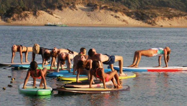 Haciendo estiramientos sobre la tabla