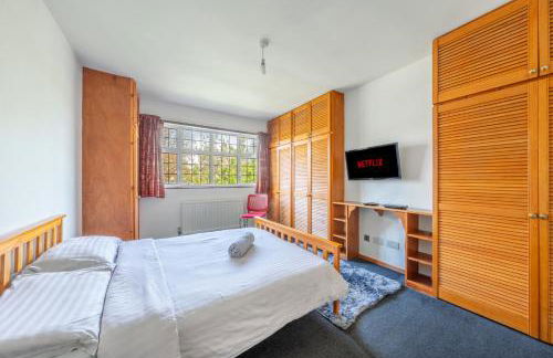 Barnet Serviced Accommodation - Elegant 5-Bedroom Home, Just a 7-Minute Stroll from High Barnet Station - Book Your Stay Today!" - Foto 23
