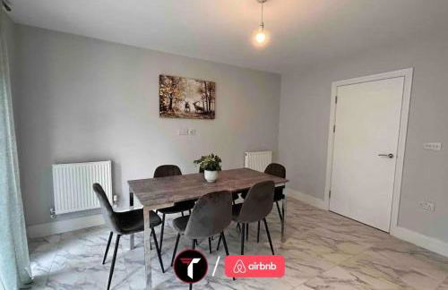 Spacious 4 Bedroom House for 8 Guests Ideal for Families and Contractors, WIFI and Free Parking - Foto 7