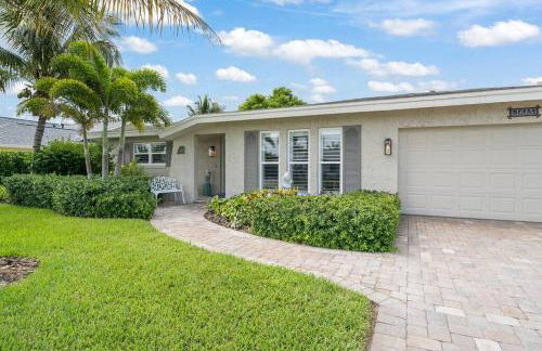 Waterfront Oasis with Private Heated Pool & Dock - Foto 33