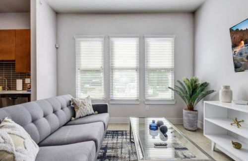 Vibrant Downtown Studio Wifi Pool Gym - Photo 12