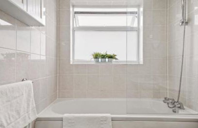 Spacious 3-Bed Home Near M1, Sky TV & Netflix Included 2x Parking Spaces Garden Fast Wifi Contractors Travellers Relocators Leisure Welcome - Foto 5