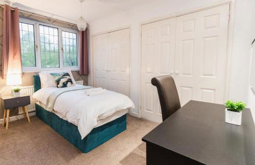 Elegant 5-Bed Home, Families & Friends, Sleeps 6, Parking, Free Wi-Fi - Foto 51