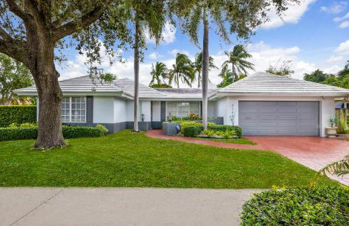 Tropical Villa Retreat with Private Pool & Peaceful Backyard - Stylish Escape in a Tranquil Residential Area - Foto 57