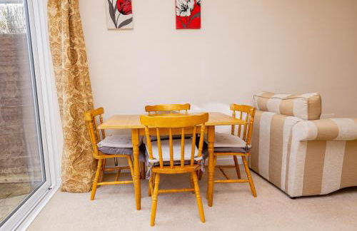 3 Bed - Sleeps 4 - Free Parking - Private Garden - Photo 15