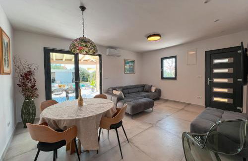 Mediterranean Oasis Seaside Villa with Pool - Foto 9