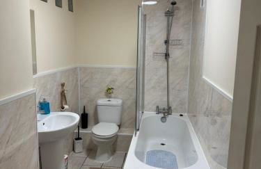 Spacious, sleeps 7, 2 baths, Central Saltash - Photo 22