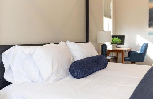 Large Luxury Home with Media Room and Game Room - 10 mins to Campus & Stadium - Foto 37