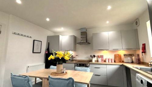 2 Bedroom House - Private Parking - Central - Foto 4