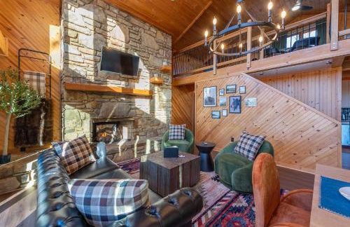 6 Br Cabin Hot Tub Fire Pit Min to Hatley Pointe - Foto 8