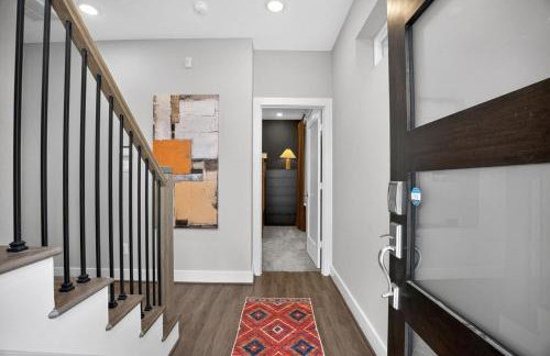 Modern EaDo Stay - 3BR Townhome w Private Deck - Foto 28