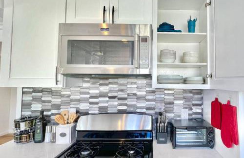 New Charming Spacious Disneyland Pool Home - Photo 23