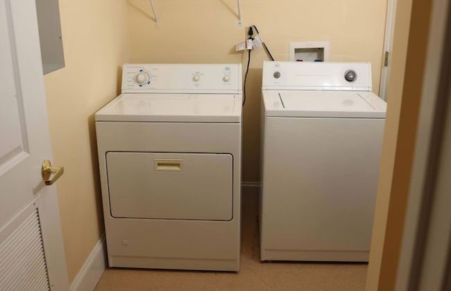 University Retreat With Plenty of Restaurants Nearby - Photo 16