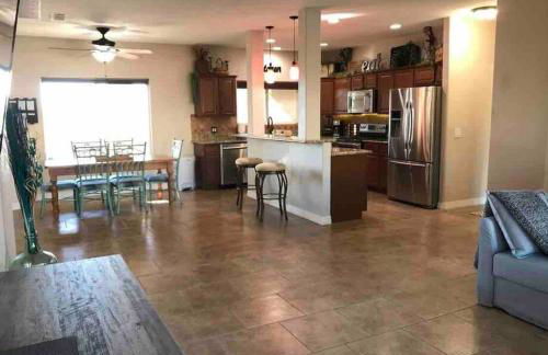 Spacious 3 BR with Pool Minutes Away from Lake - Foto 3