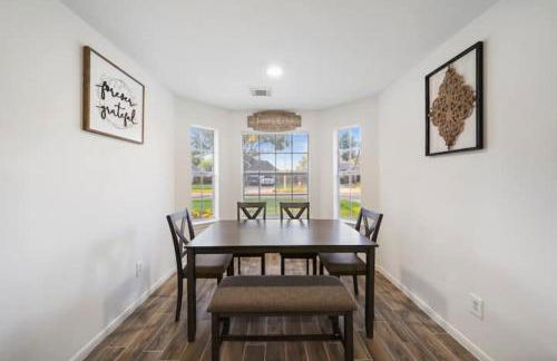 IAH Place: 4 bed, patio-sleeps 8+ - Foto 13