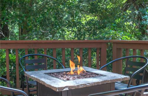Summit Sanctuary! Redwoods! Fire Table!! BBQ Grill! Fast WiFi!! Dog Friendly! - Foto 2