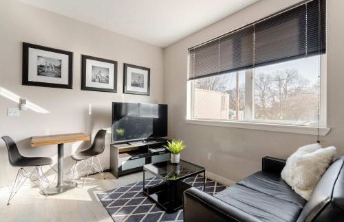 Stay Portland - Modern Portland Studio - Food Carts & Local Shops - Photo 10