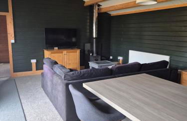 Chalet close to Heathrow T5, Windsor Castle, Legoland, Thorpe Park, with off road parking, free Wifi, private garden, spacious & fully equipped, cozy wood burner & comfy sofa, ideal for exploring London with trains to Waterloo, a beautiful unique retreat - Foto 25