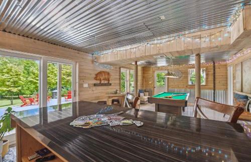 Trailblazer Lodge - Upscale, hot tub, trail, game room, wifi, fire pit, bar, pool table, king bed, view, pet friendly - Photo 12