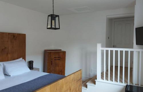 Large 2 Bedroom City Centre Apartment + Parking - Photo 11