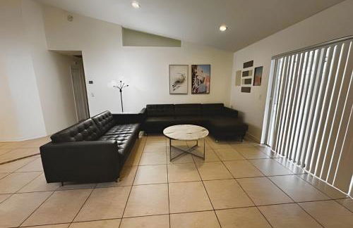 Lakeside Pool Home, Games close to Disney & Malls - Foto 12