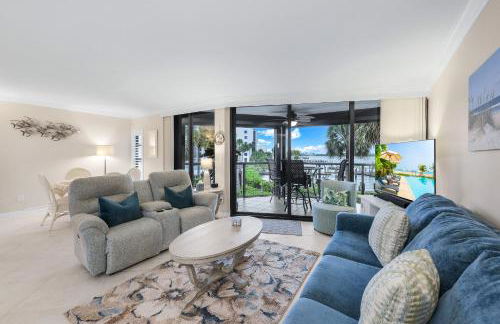 Waterfront Island Oasis! Heated Pool with Stunning View & 2 Full Bath - Foto 12