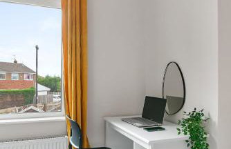 Whitehill - 3-Bed Home from Home, Sleeps 7, Great for Groups & Workers, FREE Parking & Netflix - Hosted by Stay Host Save - Photo 12