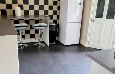 Huge 4 Bed Apt - Perfect Base to Explore The Borders - Foto 25