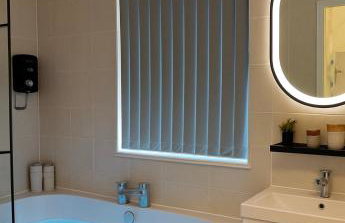 Lux 4 Bedroom House - Jacuzzi Bath Sleeps 9 Free Parking Near Leeds Centre - Foto 5