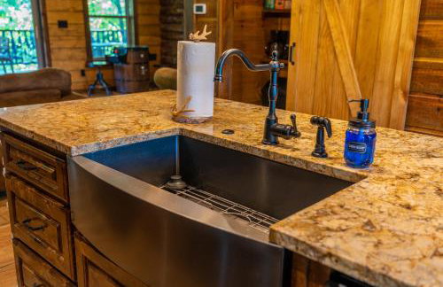 River Lodge Escape with Hot Tub - Foto 13