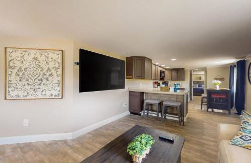 Close to Lake George! Couples Retreat with Pool - Foto 19