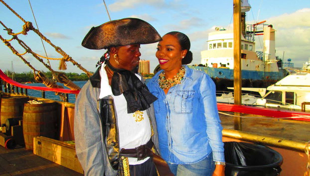 Paseo en barco pirata por Nasáu - Foto 2, Una foto del recuerdo con uno de los piratas