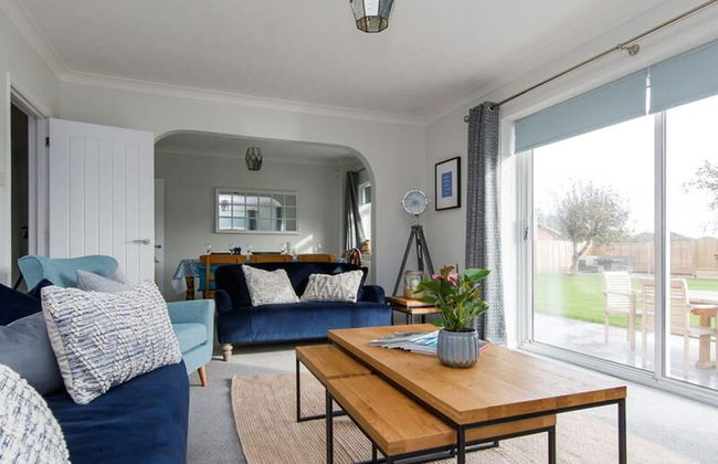 Coastal Retreat for 8 With Hot Tub - Walk to Beach - Foto 18